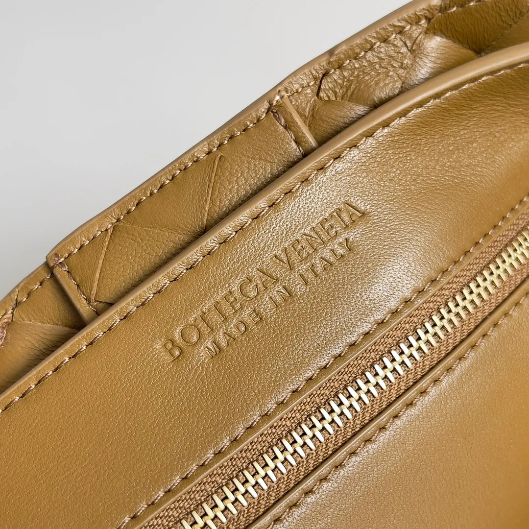 The 2023 new Andiamo batch of 2360 BV has been shipped‼ ️Really popular🔥The new Andiamo woven handbag launched by Bottega Veneta this season is really popular all over the world! ! Celebrities at home and abroad have worn it, and Oscar-winning actress Michelle Yeoh has taken it out on the street. Song Jia, Trai Yara, Yu Feihong, Sanji Ayaka, Rosie Hunting-Whiteley, Yoshioka Riho, etc. have all picked up this bag. It is classic and versatile, showing off its temperament, and the bag capacity is also large, which is very convenient for daily commuting! ! A variety of carrying methods, the shoulder straps can be adjusted by yourself, the original lambskin feels soft and delicate, and the unisex style breaks the gender boundaries and brings a more practical and long-lasting use experience. Andiamo, which has both elegant and casual styles, perfectly interprets the true appearance of "fashionable old money style". Style number: 743572 Size: 32*24*12